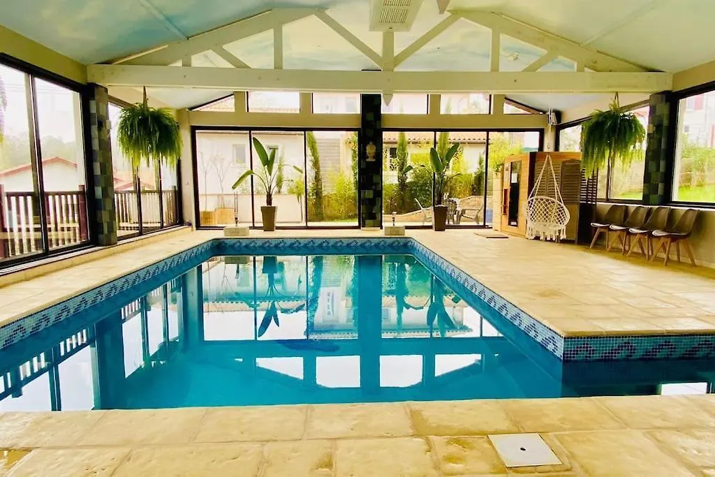 Maison Avec Piscine Interieure Chauffee A 10Min De Biarritz Ahetze